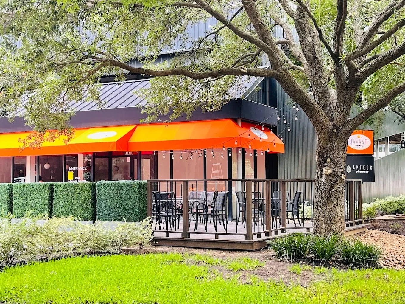 Davanti Ristorante exterior and patio at 2900 Weslayan Street