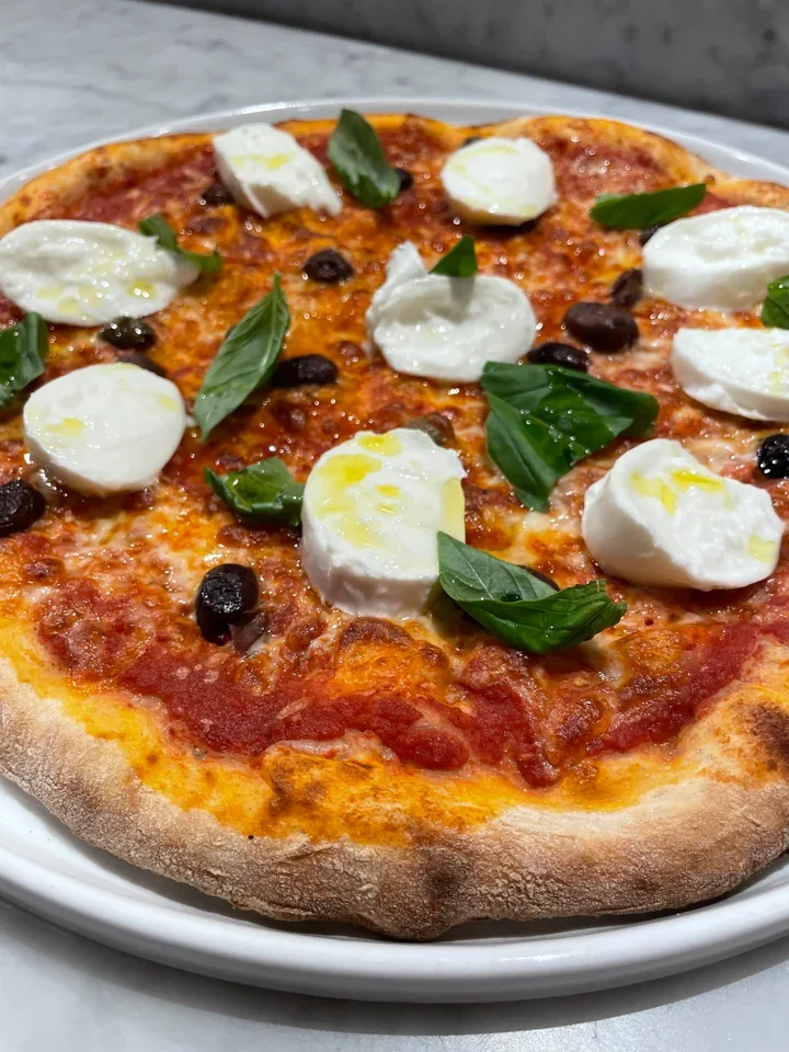 Archive view of Pizza Regina plated at Davanti