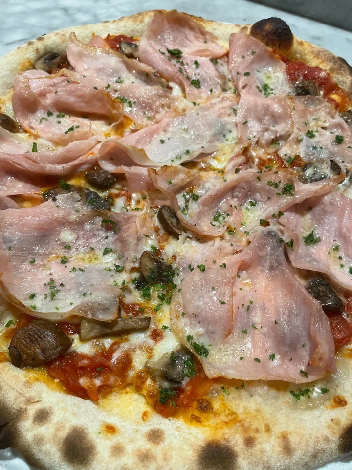 Archive view of Pizza con Friggione, Prosciutto e Funghi plated at Davanti