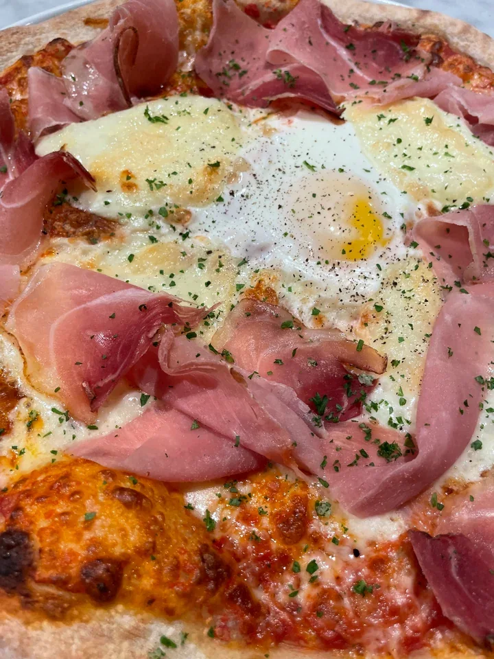 Archive view of Pizza con Tomino, Speck e Uovo plated at Davanti