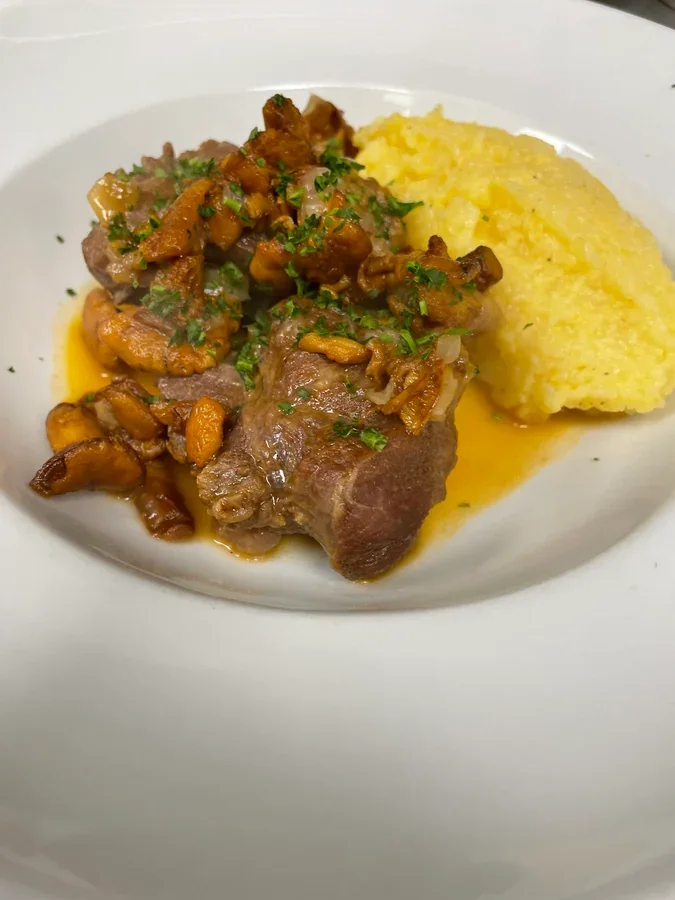 Hero archive view of Guancia di Vitello ai Funghi plated at Davanti