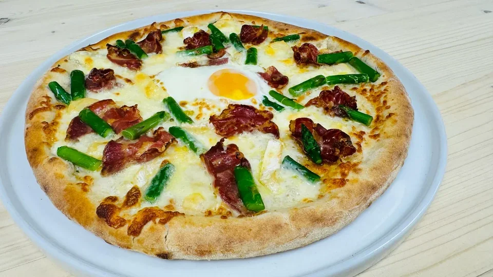Hero archive view of Pizza con Capocollo, Asparagi, Uovo e Ricotta di Pecora plated at Davanti