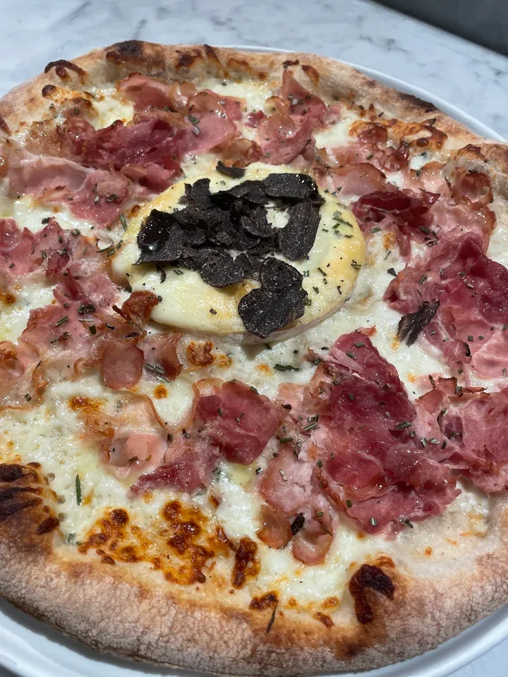 Archive view of Pizza con Tomino, Prosciutto Arrosto e Tartufo Nero Invernale plated at Davanti