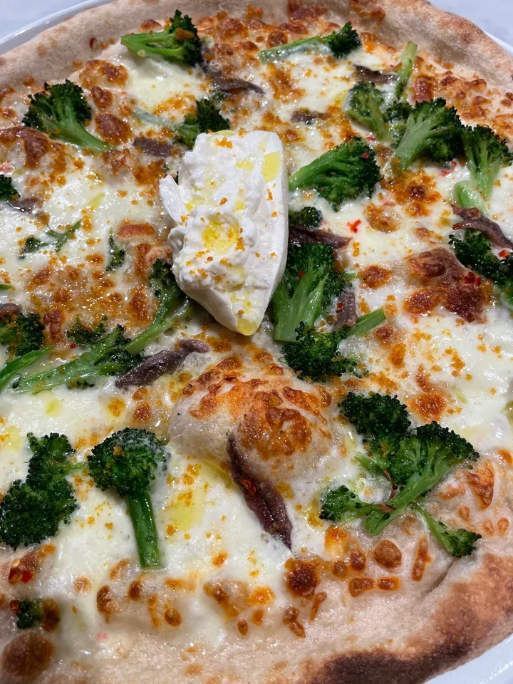 Archive view of Pizza con Broccoletti, Burrata, Acciughe e Bottarga plated at Davanti