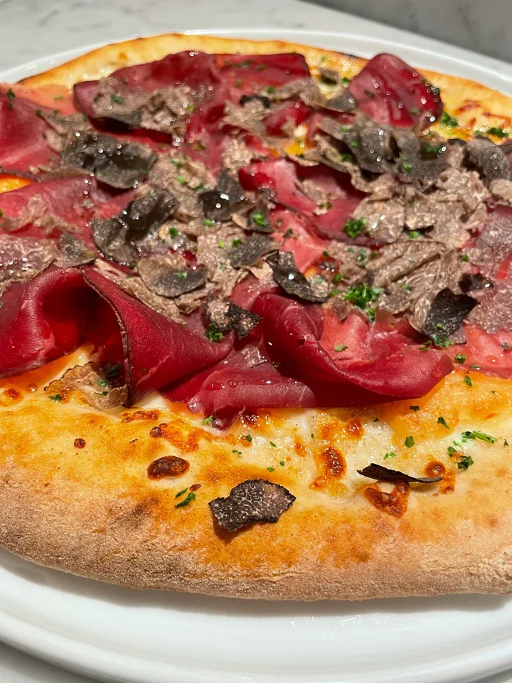Archive view of Pizza con Bresaola, Formaggio di Capra e Tartufo Nero Invernale plated at Davanti