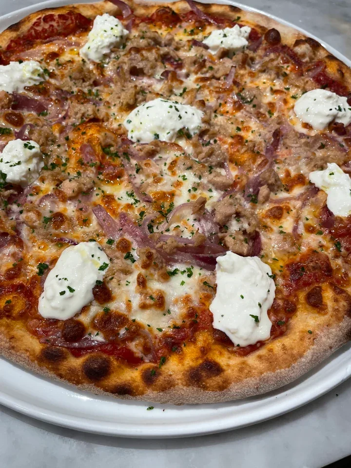 Archive view of Pizza con Tonno e Cipolle alla Pugliese plated at Davanti