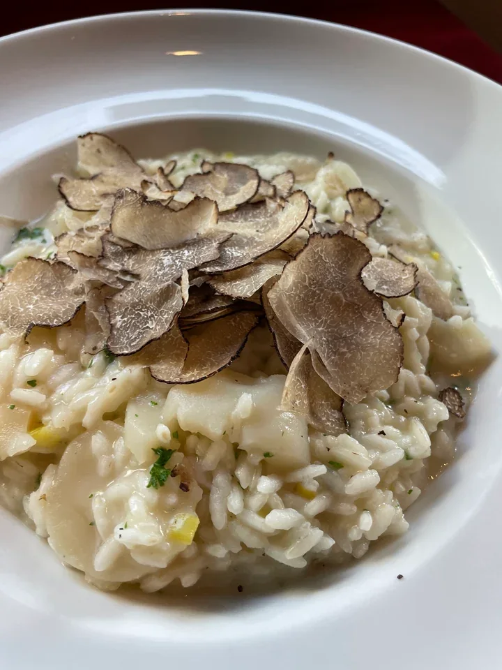 Archive view of Risotto con Capesante e Tartufo Nero Invernale plated at Davanti