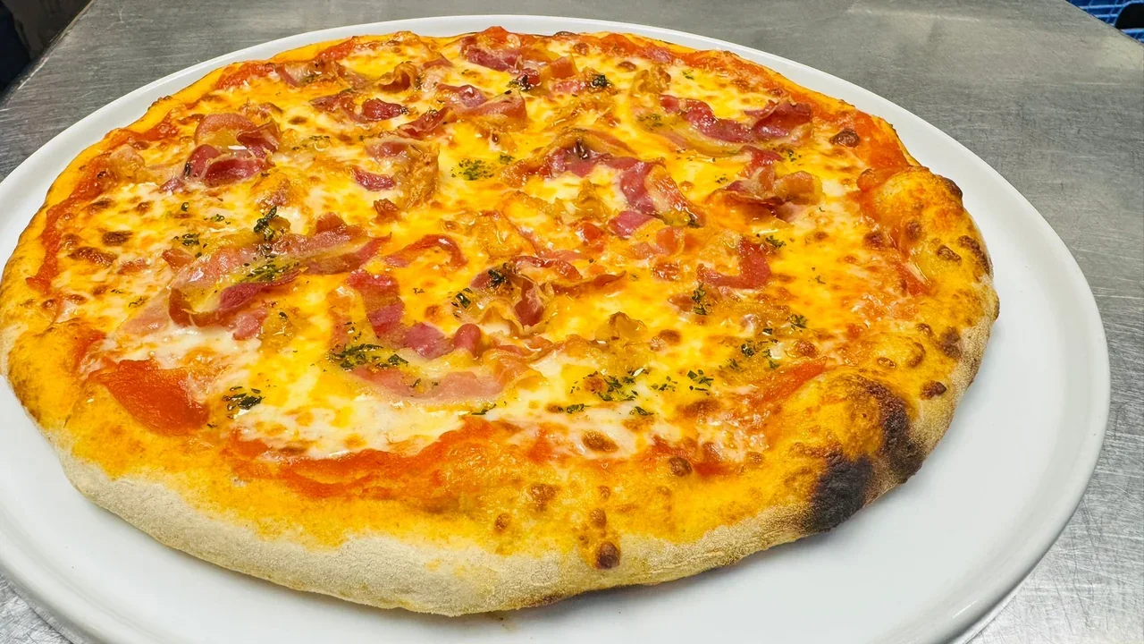 Archive view of Pizza con Gorgonzola, Capocollo e Nocciole plated at Davanti