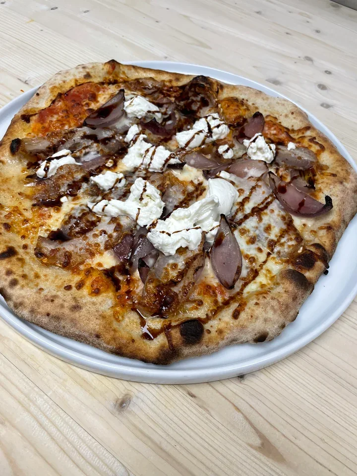 Archive view of Pizza con Porchetta, Cipolla Caramellata e Burrata plated at Davanti