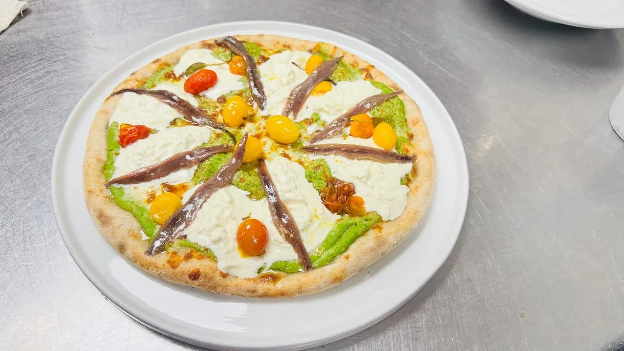 Archive view of Pizza con Stracciatella, Acciughe e Crema di Broccoletti plated at Davanti