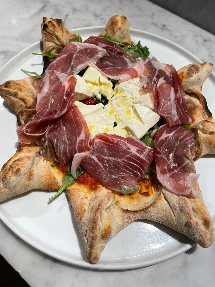 Archive view of Pizza con Ricotta al Tartufo, Burrata, Prosciutto di Parma e Rucola plated at Davanti