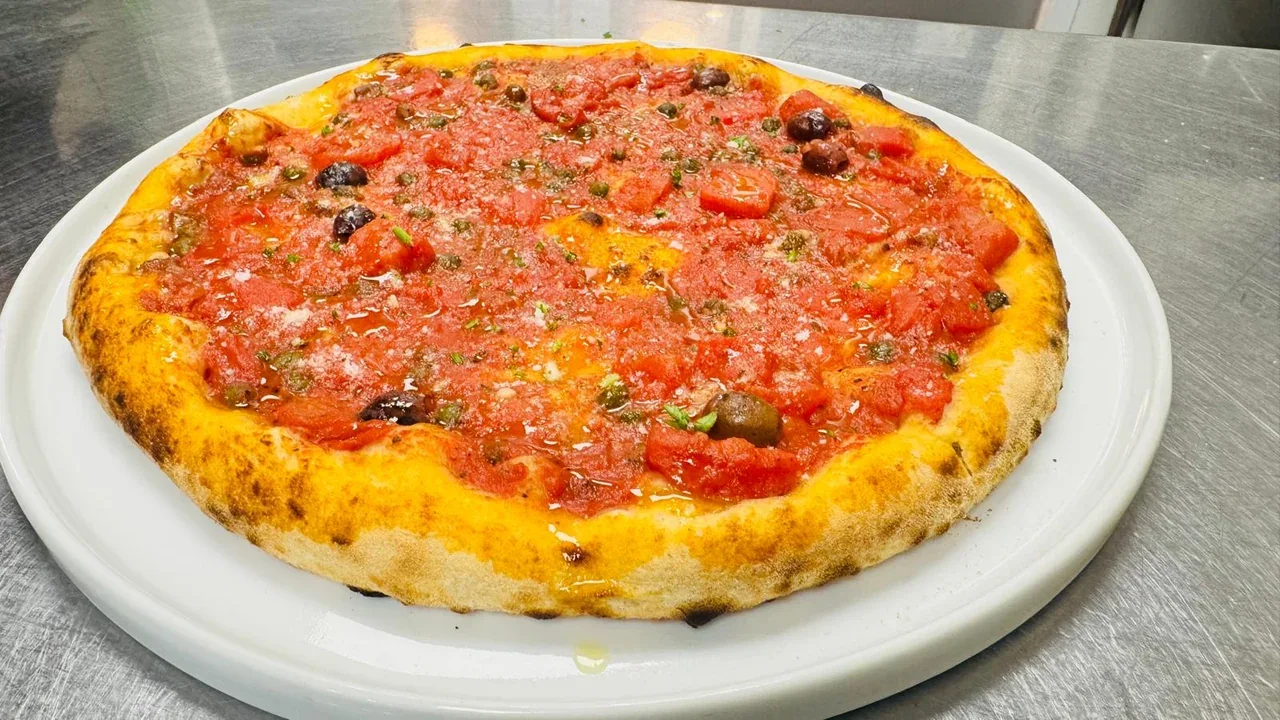 Archive view of Pizza Marinara Ritrovata plated at Davanti