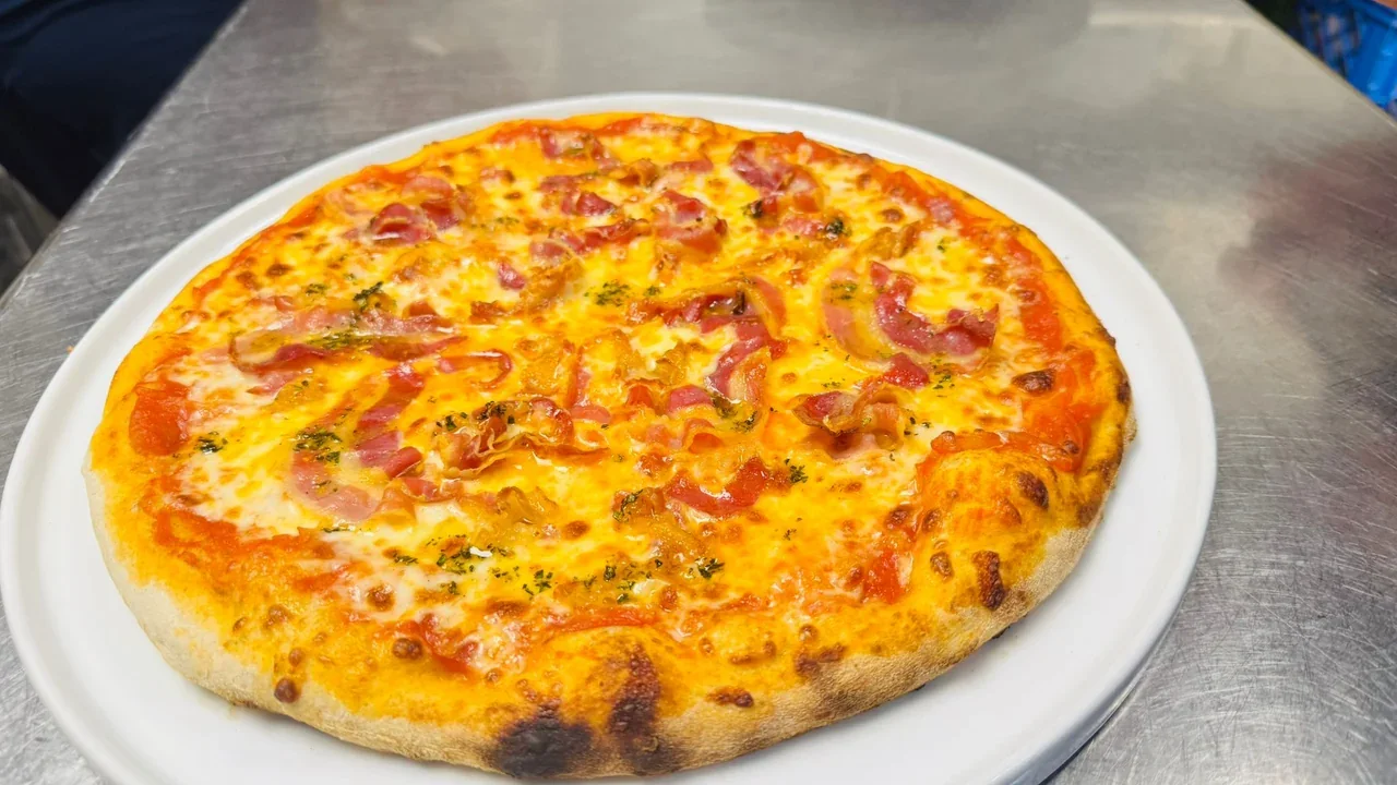 Archive view of Pizza con Friggione e Pancetta plated at Davanti