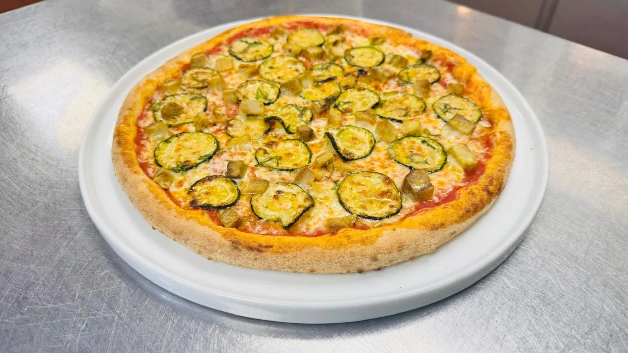 Archive view of Pizza con Zucchine, Asiago e Tonno allo Zafferano plated at Davanti