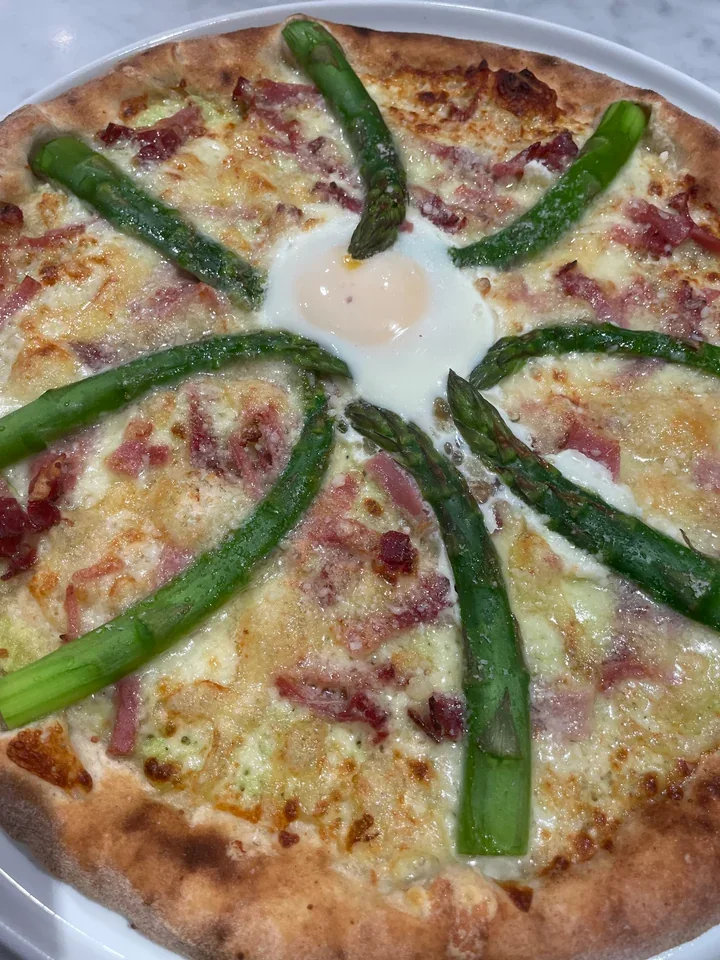 Archive view of Pizza con Fontina, Speck, Asparagi e Uovo plated at Davanti