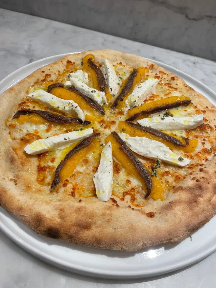 Archive view of Pizza con Mozzarella di Bufala Affumicata Acciughe e Zucca plated at Davanti