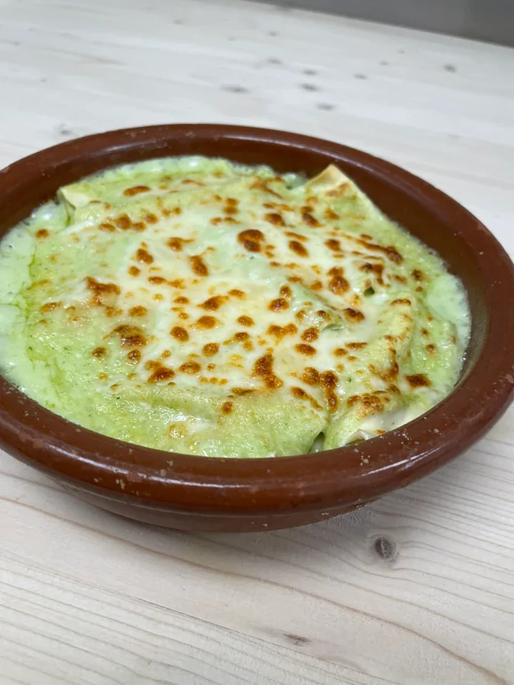 Archive view of Cannelloni (manicotti) con Ricotta, Zucchine e Spinaci alla Ligure plated at Davanti