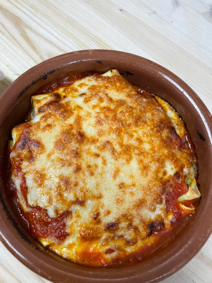 Archive view of Cannelloni (manicotti) alla Fiorentina plated at Davanti