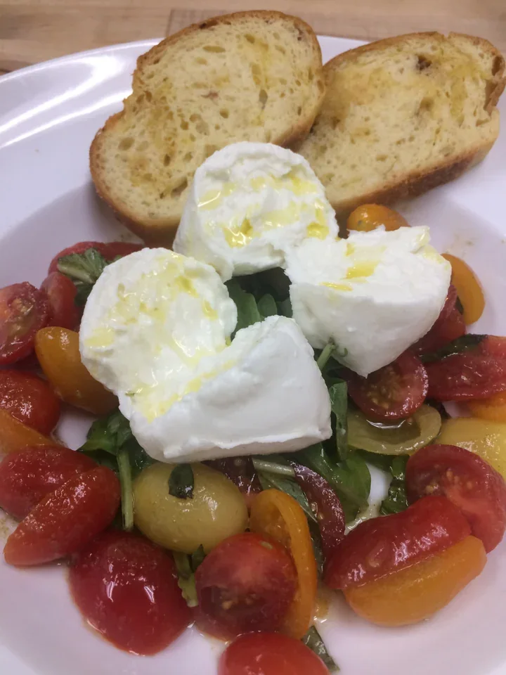 Archive view of Mozzarella di Bufala, Pomodoro Fresco e Basilico plated at Davanti