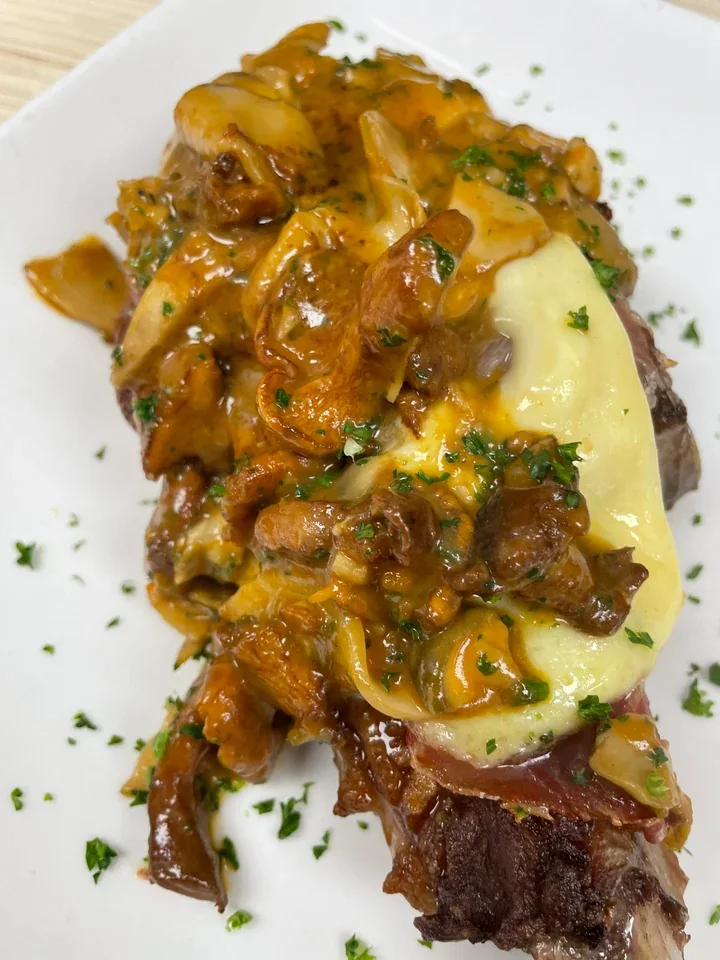 Archive view of Costata di Vitello al Tartufo Nero plated at Davanti