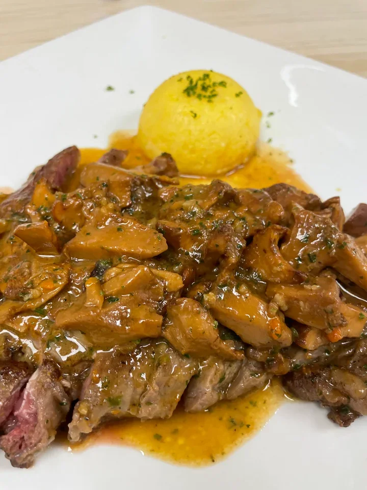 Archive view of Tagliata di Manzo con Funghi alla Toscana plated at Davanti