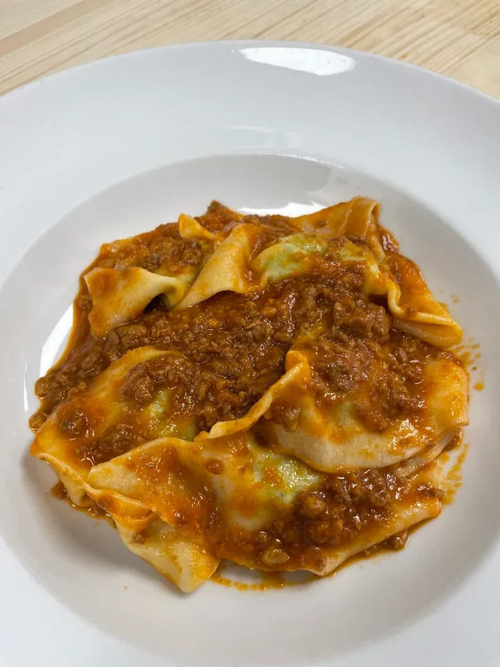 Archive view of Calcioni (cargiu’) di Macerata plated at Davanti