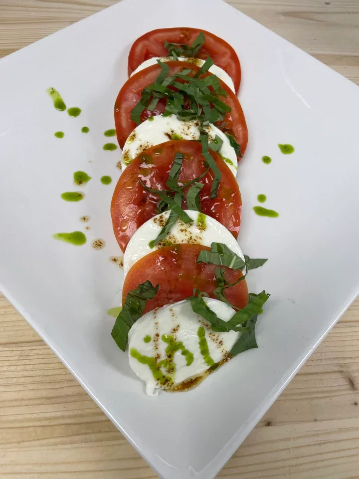 Archive view of Insalata Caprese con Mozzarella di Bufala plated at Davanti