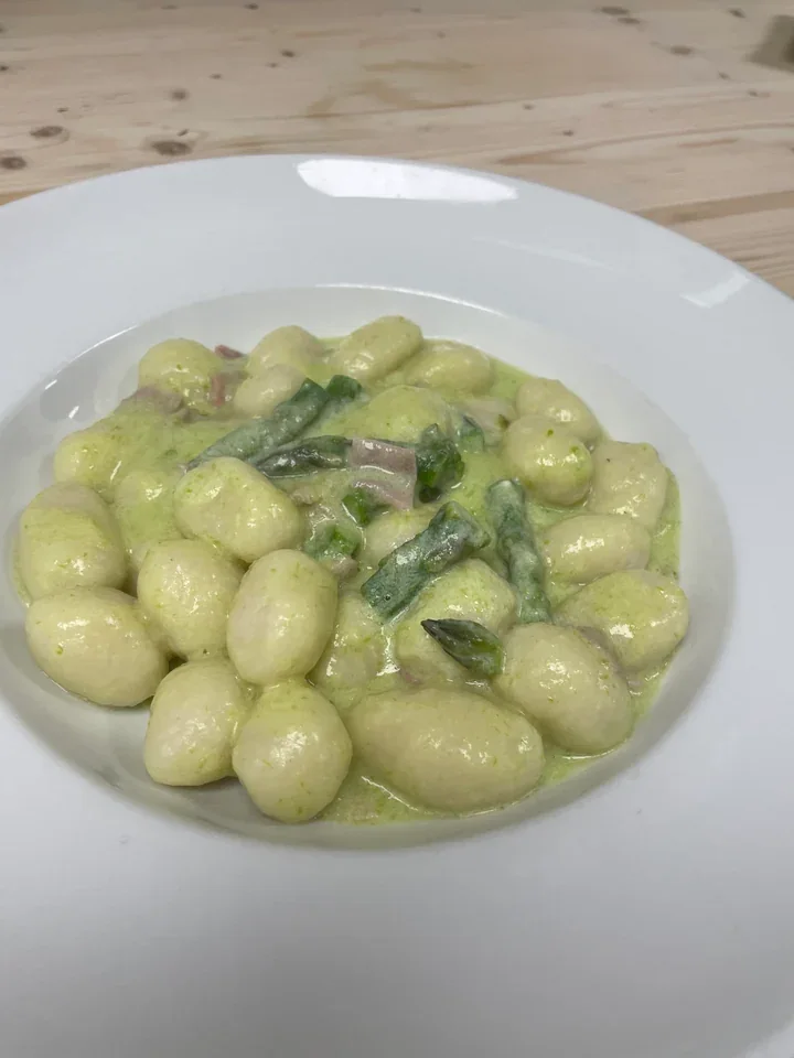 Archive view of Gnocchi di Patate con Prosciutto Cotto di Modena, Asparagi e Crema di Parmigiano plated at Davanti