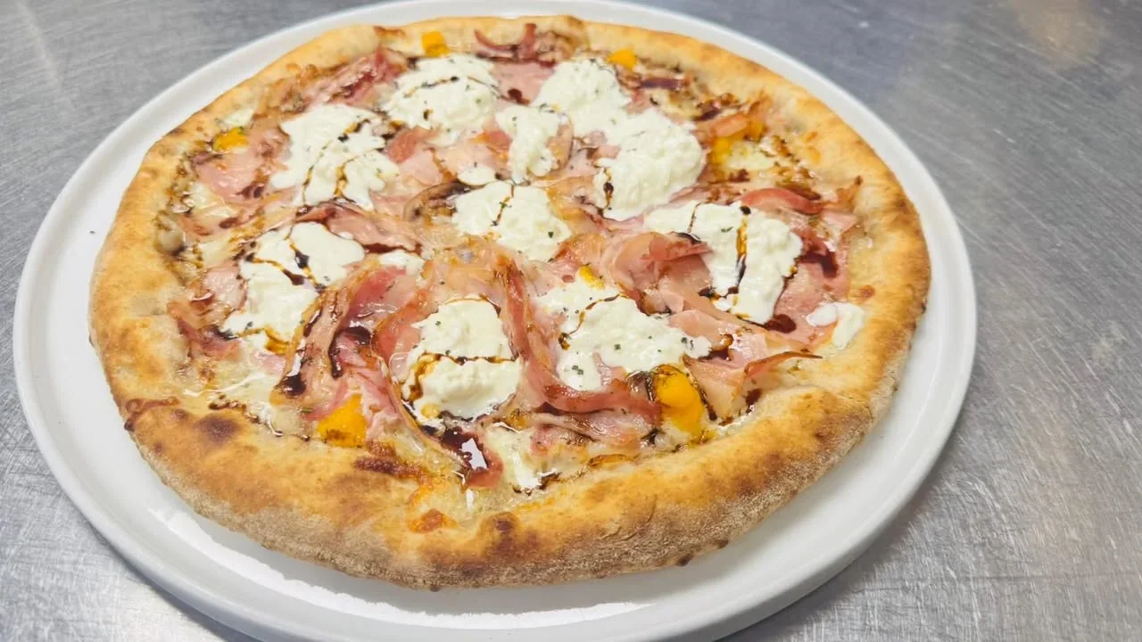 Pizza with porchetta, caramelized onions and stracciatella at Davanti