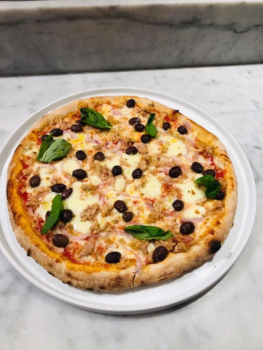 Pizza with marinara, mozzarella, tuna, onions, and black olives at Davanti