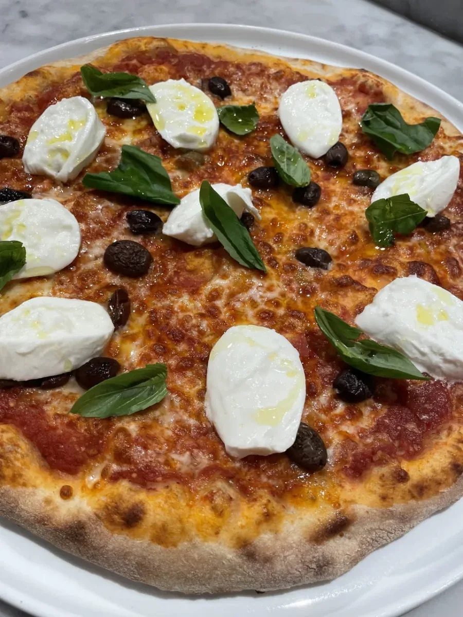 Pizza Regina with buffalo mozzarella and Taggiasca black olives at Davanti