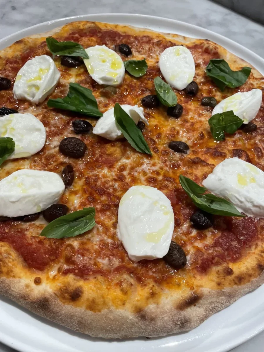 Pizza Regina with buffalo mozzarella and Taggiasca black olives at Davanti